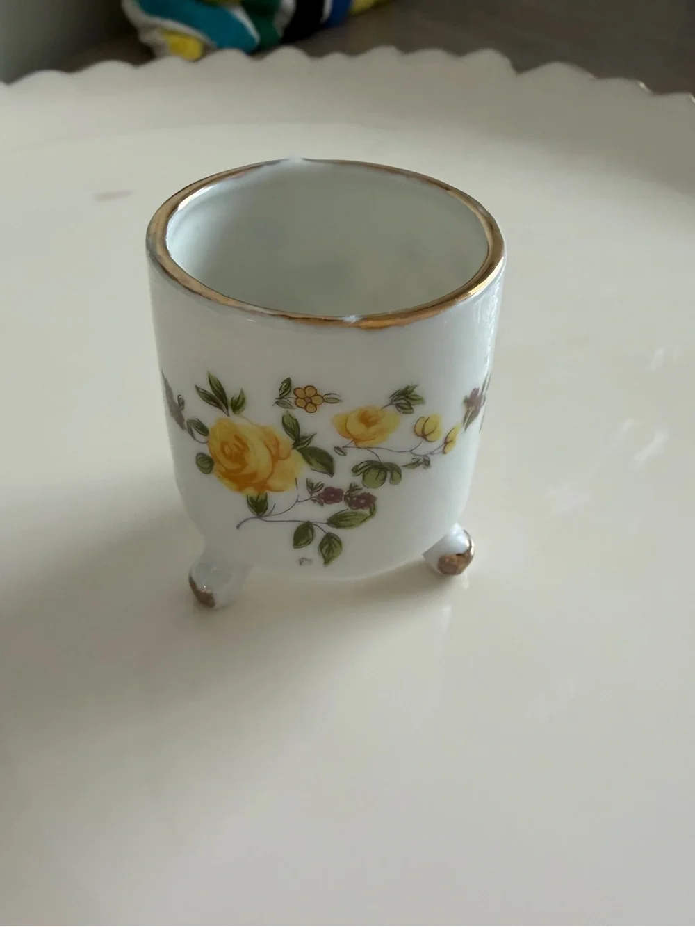 VTG 3-Footed Porcelain Cracked Egg Vase Yellow Roses